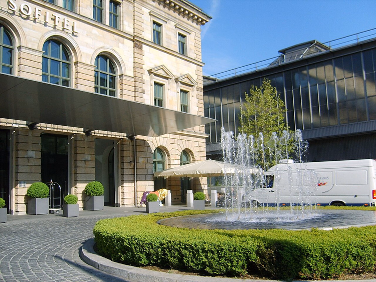 Entrée de l'hôtel Sofitel avec fontaine près de la gare