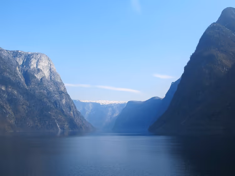 Sognefjord: dik dağlar, su, karlı zirveler