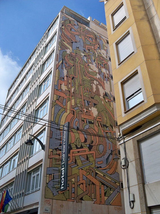 Murales di Aryz sulla facciata dell'hotel Bahía Málaga