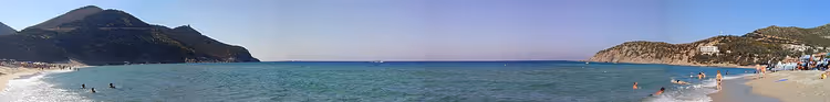 Sardinya'daki Solanas Plajı panoraması