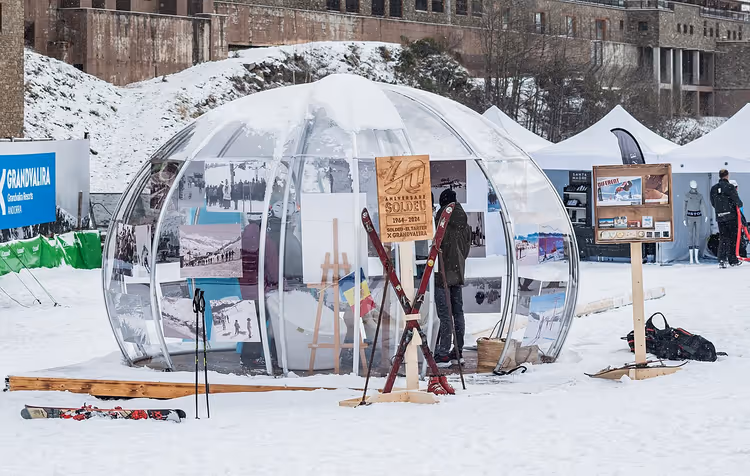 Cupola trasparente con un'esposizione nella nevosa Soldeu