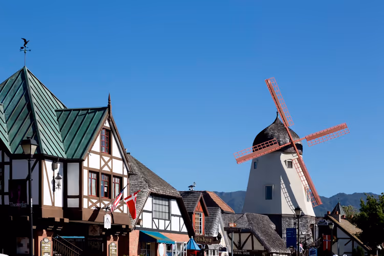 Bindingsverkshus og vindmølle i Solvang, California