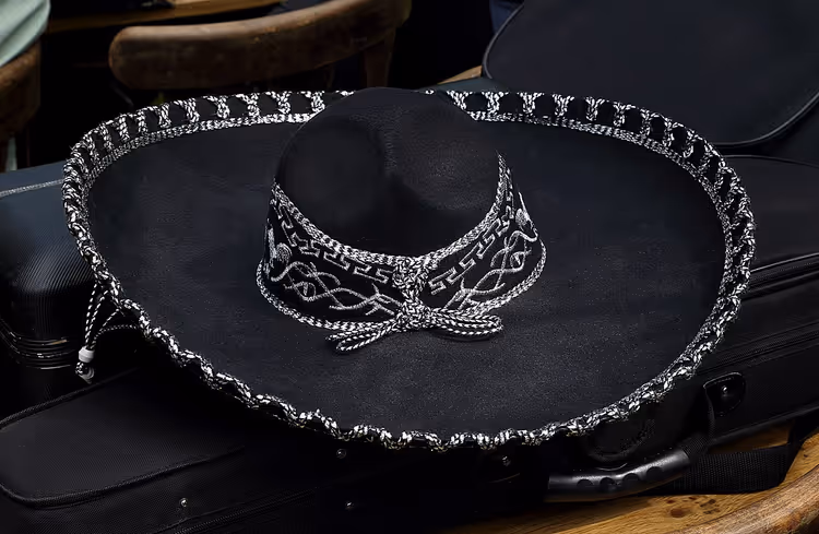 سومبريرو أسود بتطريز فضي