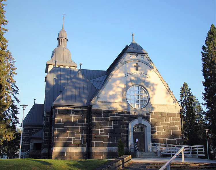 Stenen kerk van Sonkajärvi in de avondzon