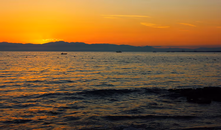 Sonnenuntergang über dem Meer vor der Küste von Kumköy