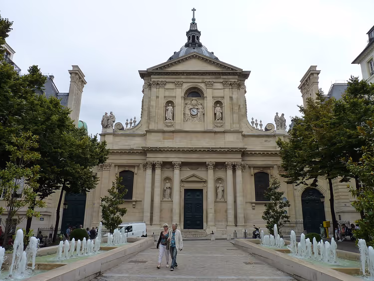 Kubbe ve heykelleriyle Sorbonne Şapeli cephesi