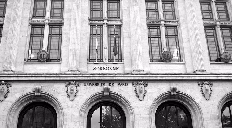 Fachada da Sorbonne com a inscrição Universite de Paris