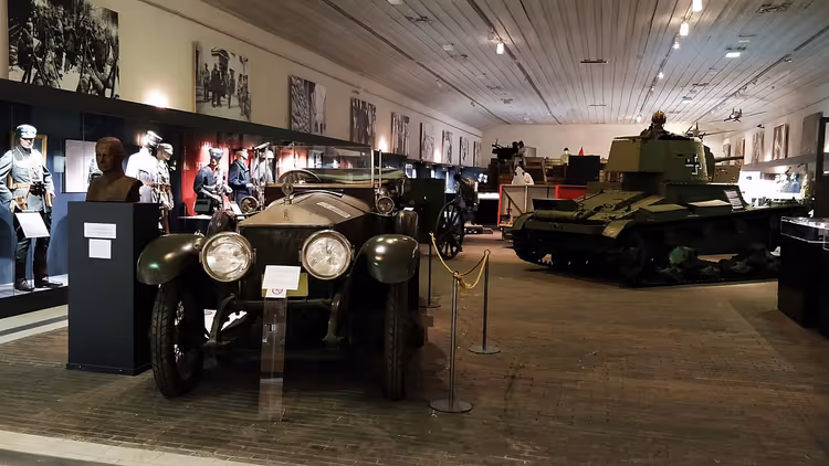 Militærmuseets utstilling med utstyr og mannekenger
