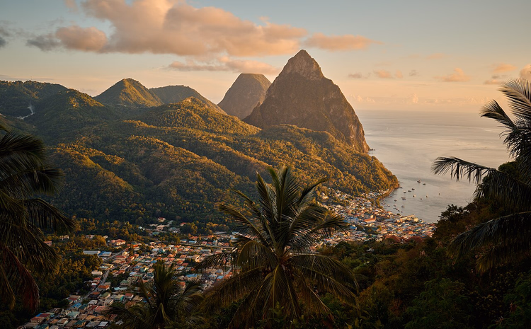 Gün batımında Pitons ve Soufrière