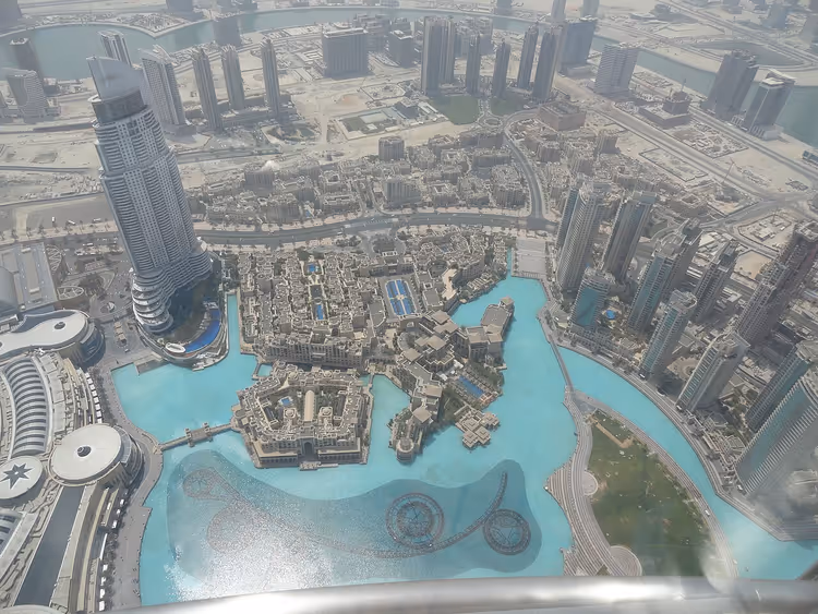 Downtown Dubai van bovenaf: meer en wolkenkrabbers