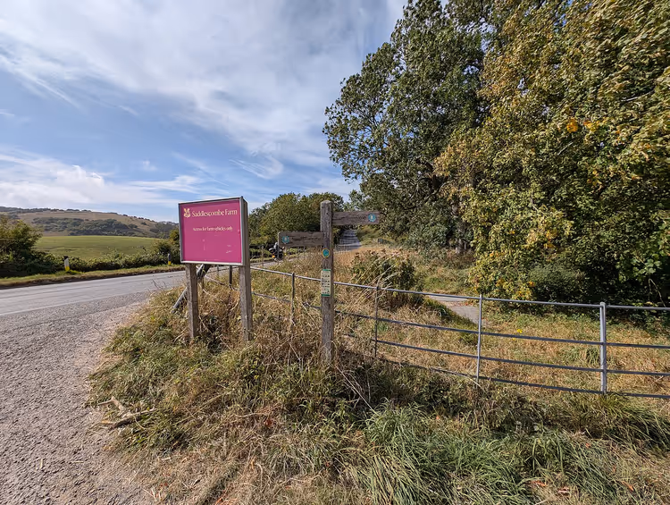 Wegweiser des South Downs Way bei Saddlescombe Farm