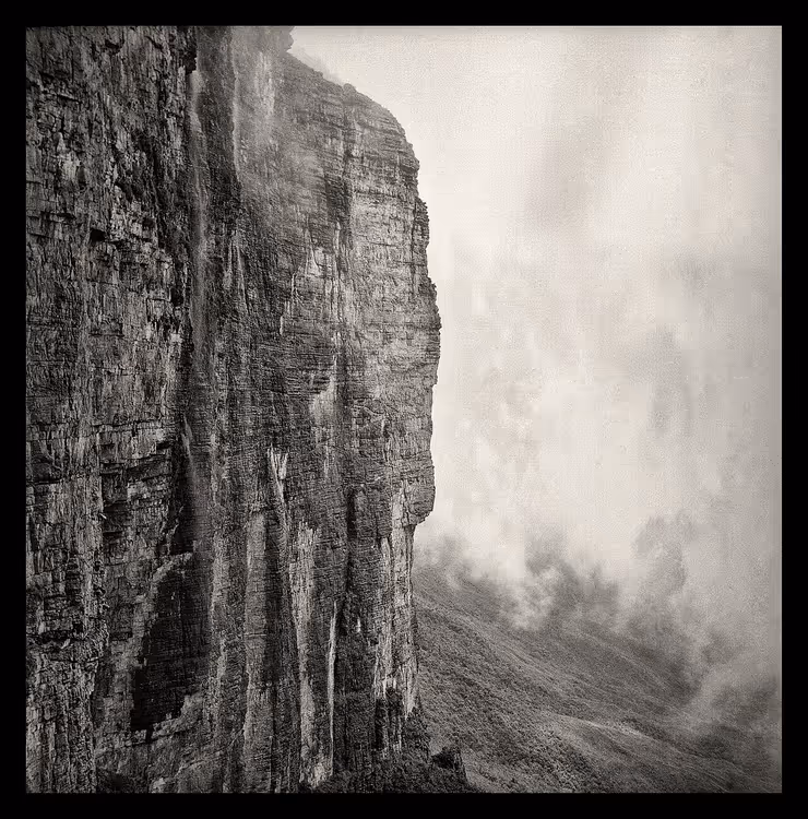Parede sul escarpada do Roraima entre as nuvens