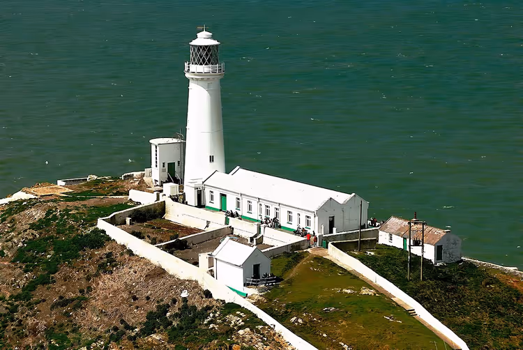 kayalık bir adada beyaz South Stack Deniz Feneri