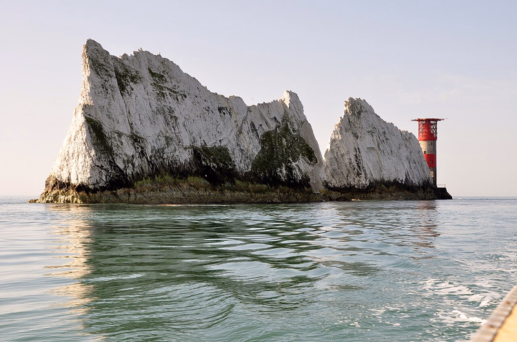 Die Kreidefelsen der Needles und der rot-weiße Leuchtturm vom Meer aus