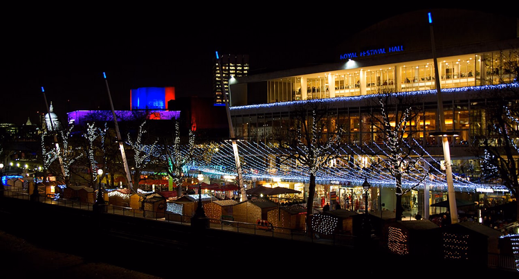 Geceleyin Royal Festival Hall'ın yanındaki Noel pazarı