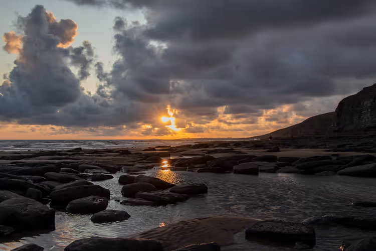 Southerndowns steinete strand ved solnedgang med klipper