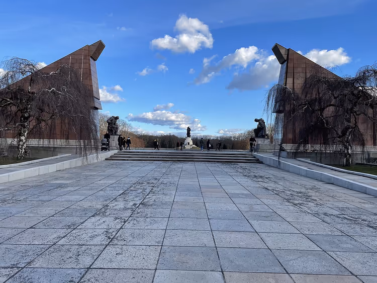 Treptower Park'taki Sovyet Savaş Anıtı'nın girişi