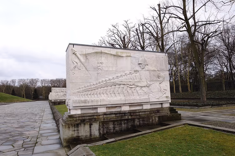 Treptower Park'ta kabartmalı taş blok