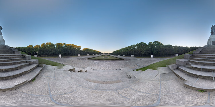 Treptower Park'taki Sovyet anıtının merdivenleri ve lahitleri
