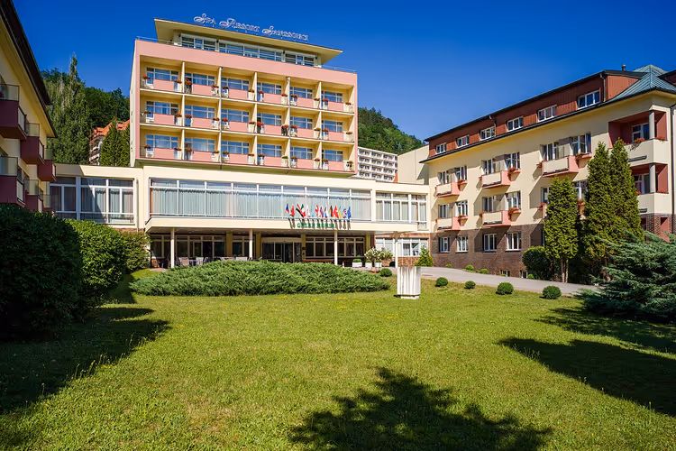 Girişinin önünde çim bulunan Spa Resort Sanssouci binaları