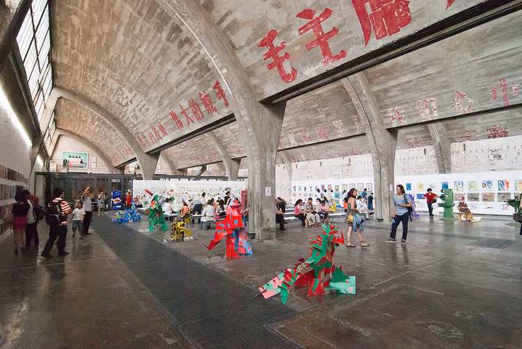 Tentoonstellingshal in een voormalige fabriekswerkplaats met installaties