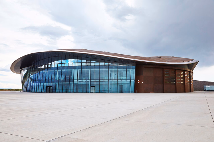Dalgalı çatısıyla Spaceport America terminali