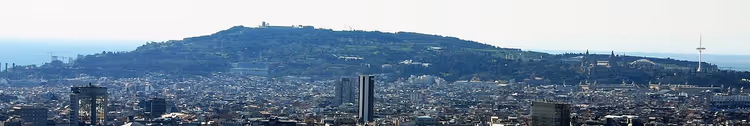 Panorama av Barcelona med Montjuïc-høyden
