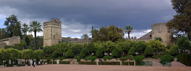 Türme und Mauern des Alcázar von Córdoba mit Garten