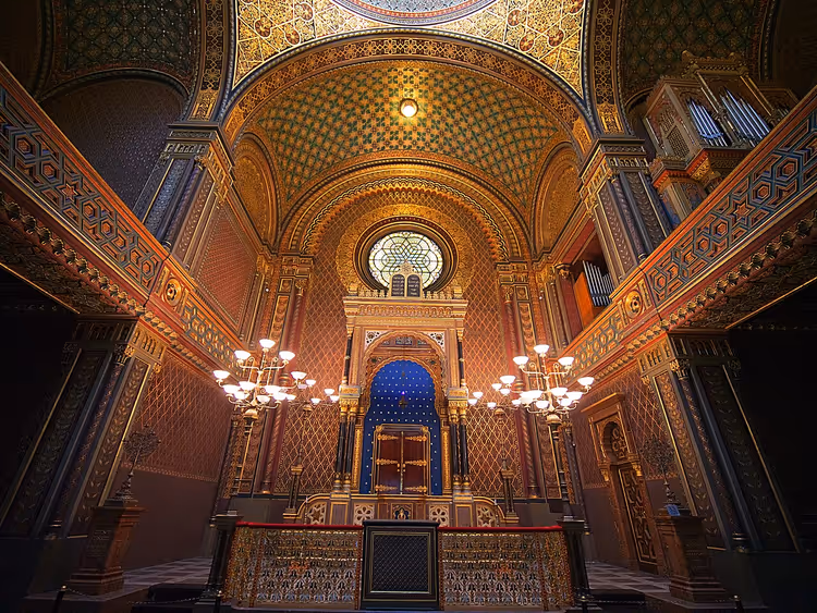 Interieur van de Spaanse Synagoge in Praag met ark en orgel