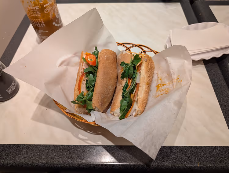 Zwei Bánh-Mì-Sandwiches mit Fleisch und Kräutern