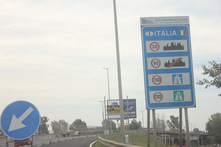 Italiaans verkeersbord met snelheidslimieten