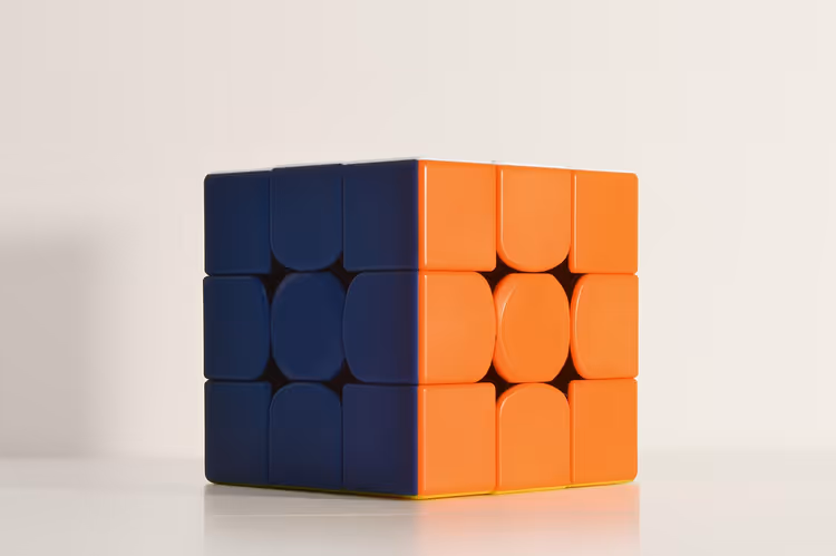 Mavi ve turuncu yüzleri olan 3×3 Rubik Küpü