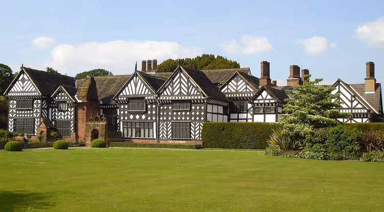 Speke Hall herregård i bindingsverk med plen