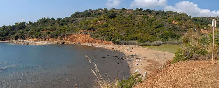 Elba'da plaj ve kayalıklarla koy