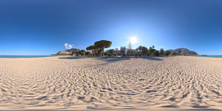 Panorama van het strand van Mondello met zand, zee en bomen
