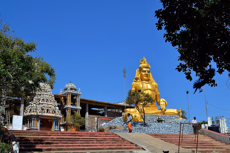 Estatua dorada de Shiva en el templo de Koneswaram