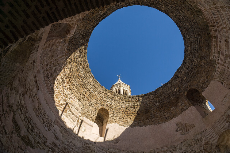 Glockenturm der Kathedrale durch die Kuppelöffnung des Vestibüls gesehen
