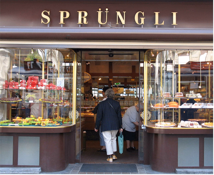 Pasta vitrinleriyle Sprüngli şekerleme dükkânının girişi