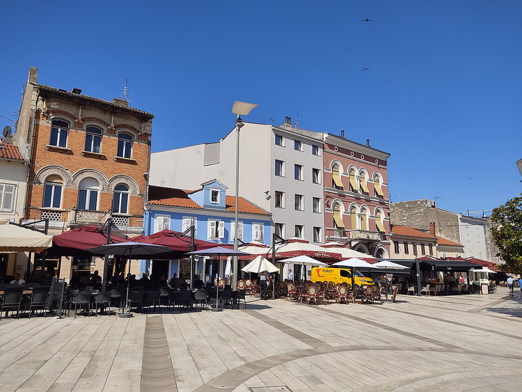 Centraal plein in Poreč met straatcafés