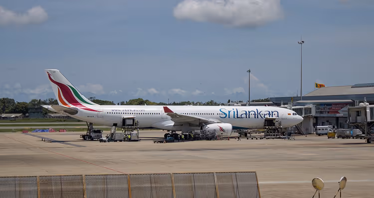 Avião da SriLankan Airlines no terminal do aeroporto
