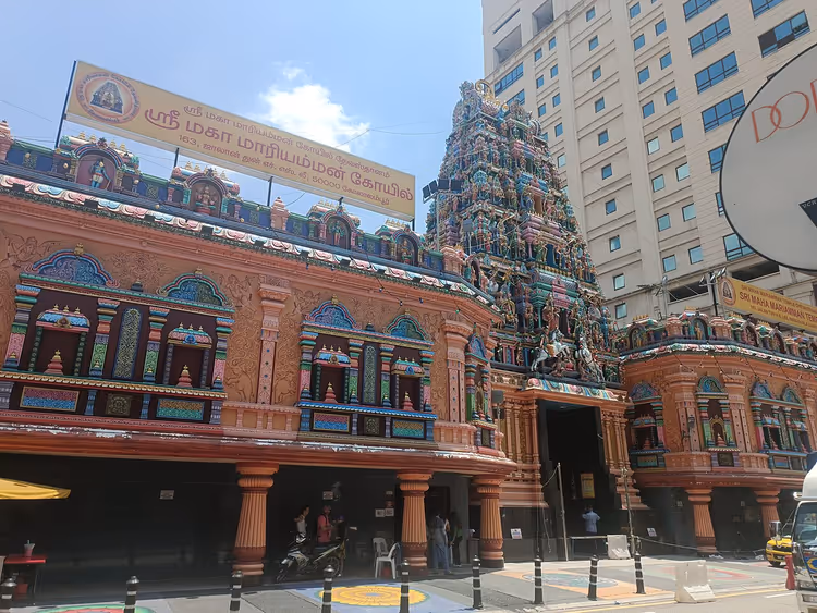 Kuala Lumpur'daki Sri Mahamariamman Hindu tapınağının cephesi