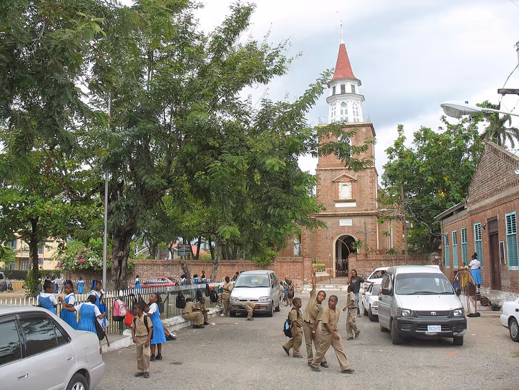 St. Jago Church i en gate i Spanish Town