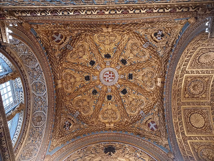 Valletta'daki St John's Co-Cathedral'in yaldızlı oyma tavanı