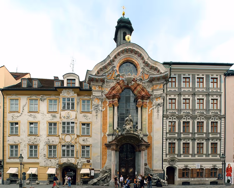 Gevel van de Asamkerk tussen gebouwen in München