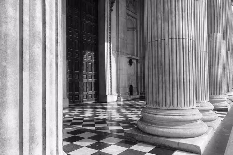 St Paul's Katedrali'nin sütunları ve batı kapıları
