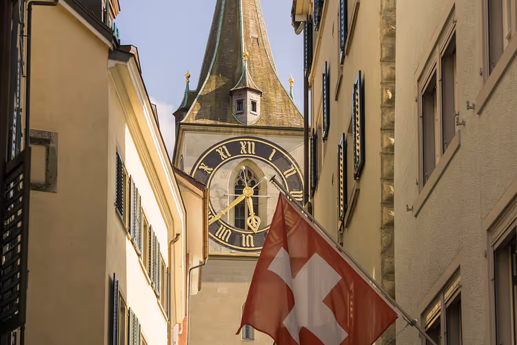 Zürih'te St. Peter Kilisesi'nin saat kulesi