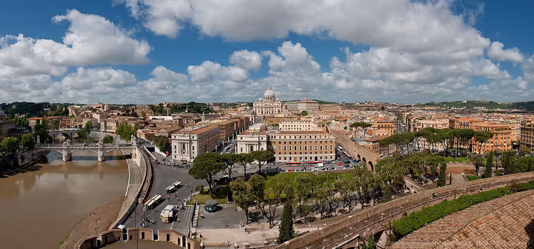 Aziz Petrus Bazilikası'nın kubbesiyle Roma panoraması