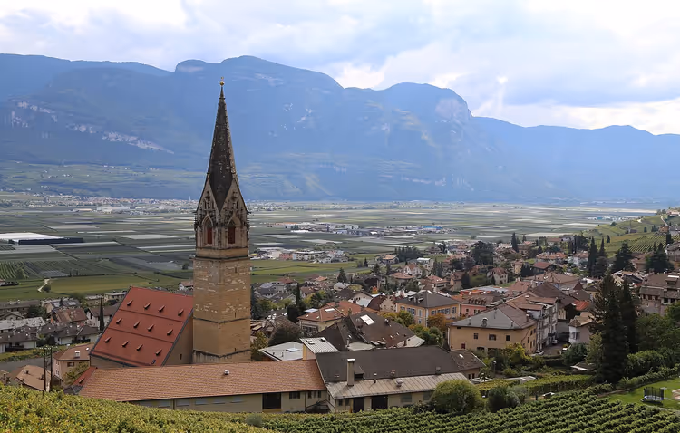 Vistas de Tramin con iglesia y viñedos