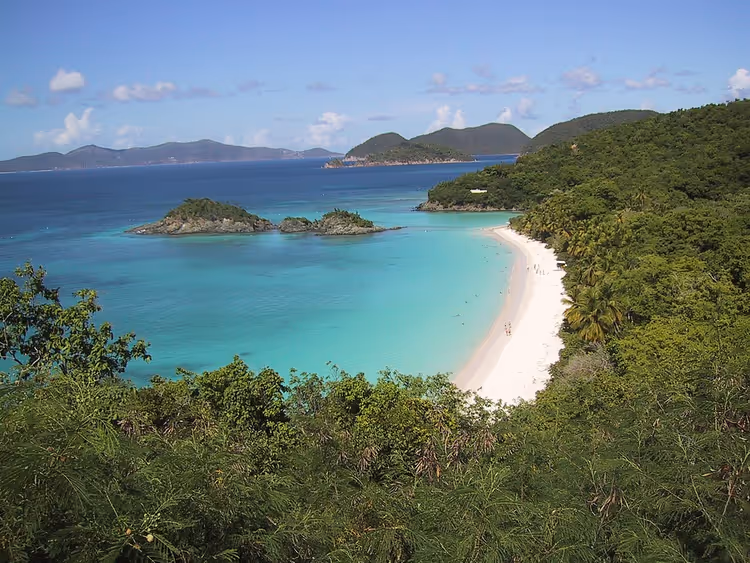 Trunk Bay com praia de areia branca e água turquesa