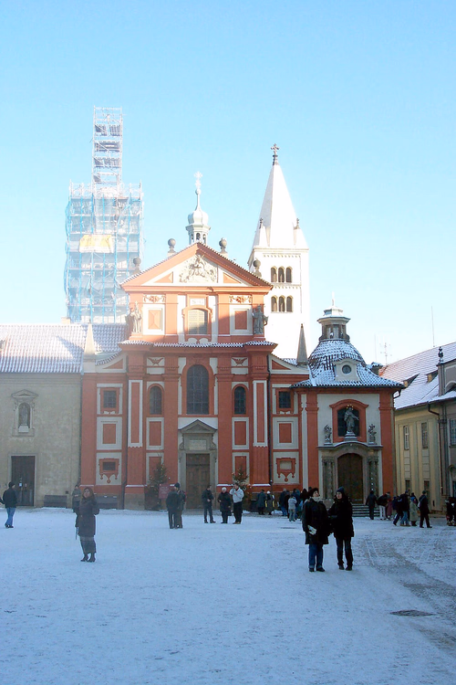 St.-Georgs-Basilika und der verschneite Platz davor